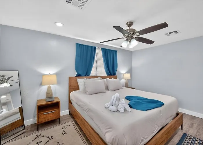 Lux Mins To Chase Field Banner Med Valleywise Holiday home Phoenix